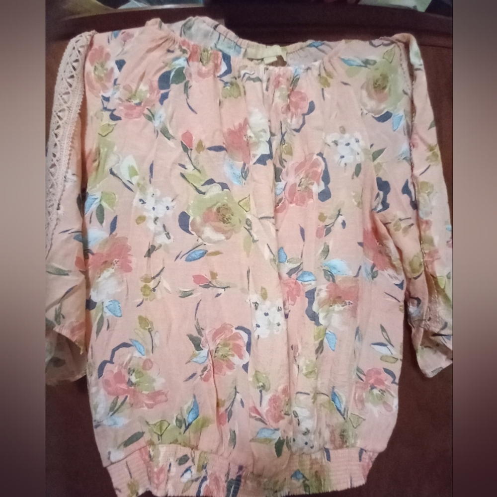 Off the shoulder blouse. Sizze slight small than XLl